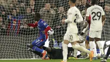 Pemain Crystal Palace, Tyrick Mitchell, mencetak gol ke gawang Manchester United pada laga pekan ke-36 Premier League 2023/2024 yang digelar di Selhurst Park, Selasa (7/5/2024). (AP Photo/Ian Walton)