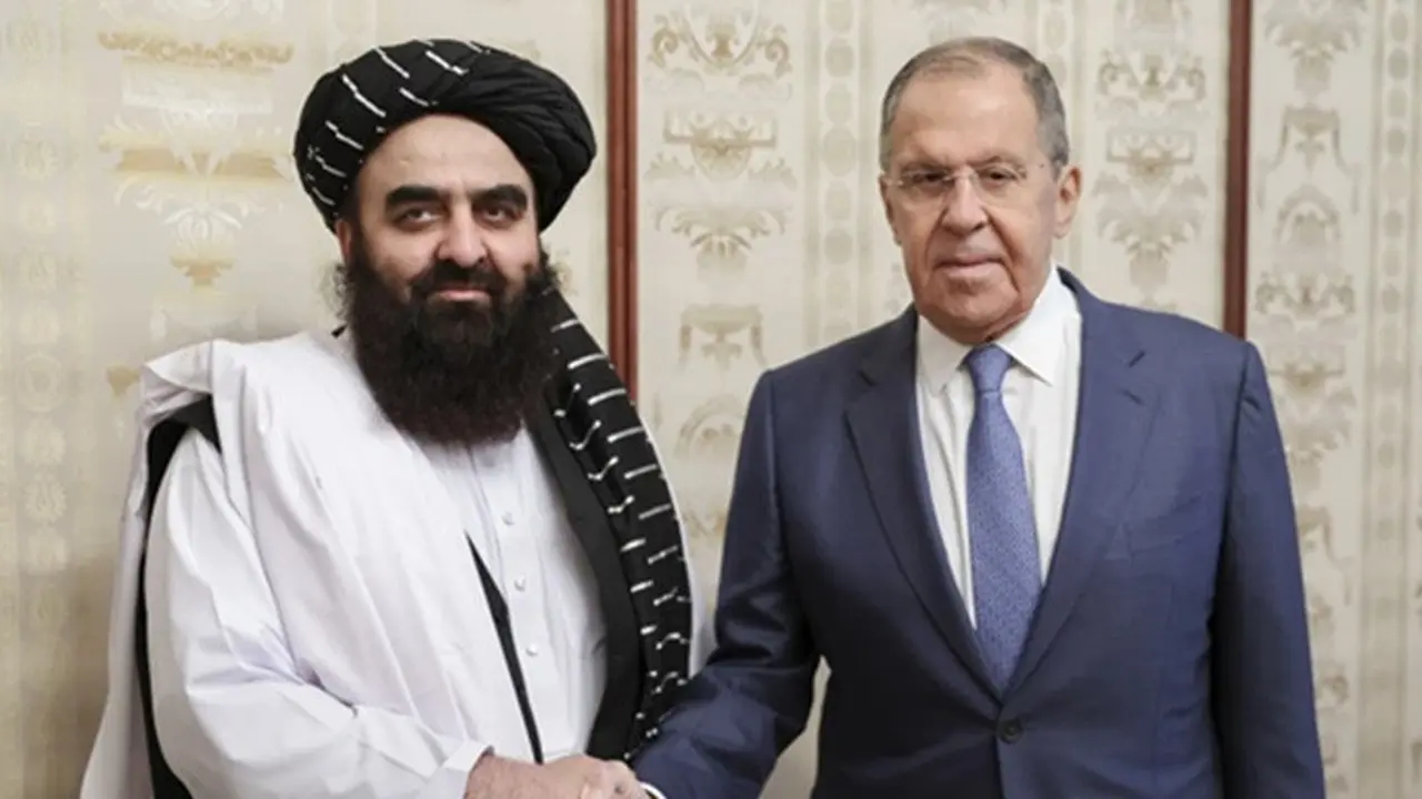 Foto yang dirilis oleh Layanan Pers Kementerian Luar Negeri Rusia pada 4 Oktober 2024 menunjukkan Menteri Luar Negeri Rusia Sergey Lavrov dan Penjabat Menteri Luar Negeri dari pemerintahan Taliban di Afghanistan Amir Khan Muttaqi berpose di Moskow.