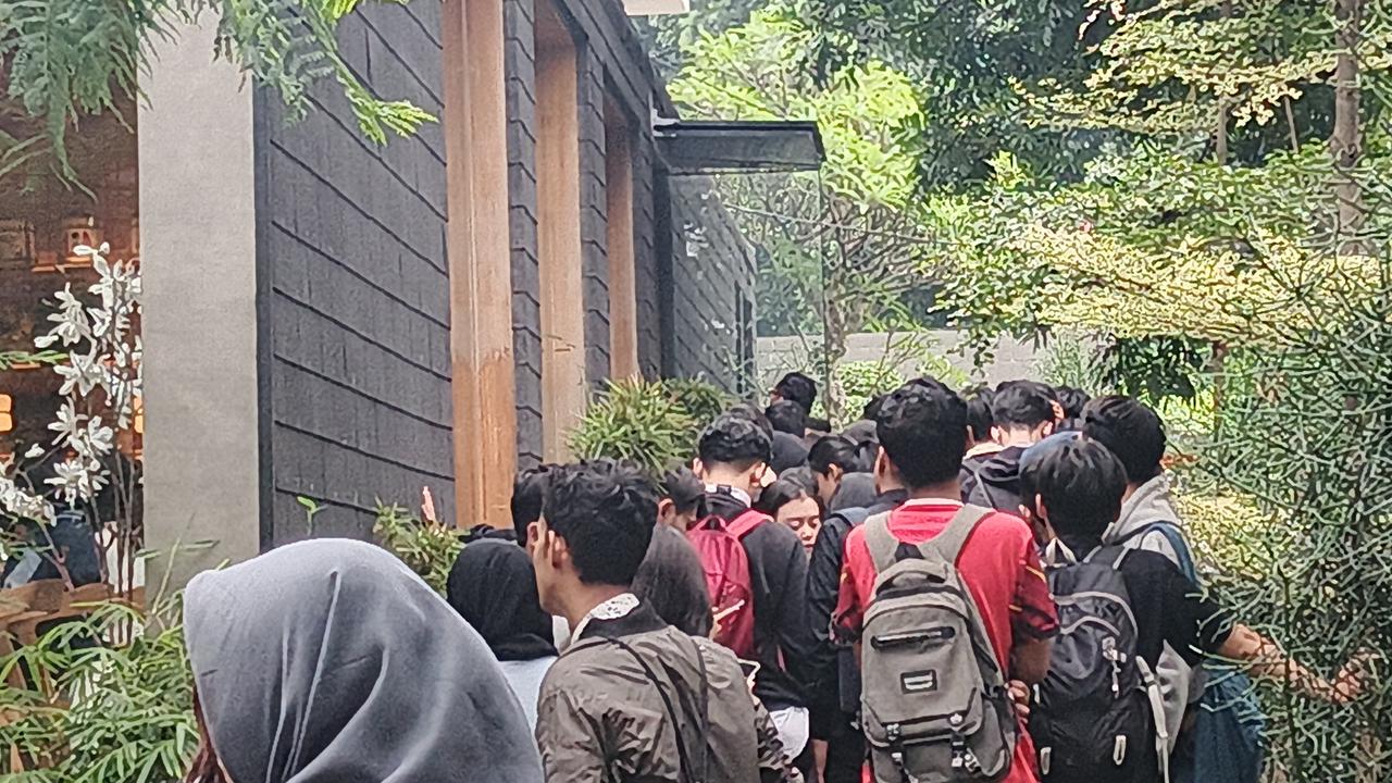 Tak Sekadar Menunggu, Tahu Bulat Jadi Pengisi Perut Para Pejuang Kerja