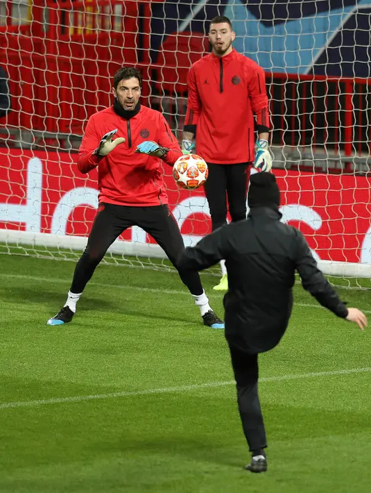 Kiper Paris Saint Germain Gianluigi Buffon (tengah) berlatih di Old Trafford, Manchester, Inggris, Senin (11/2). PSG akan menghadapi Manchester United (MU) pada 16 besar Liga Champions. (Martin Rickett/PA via AP)