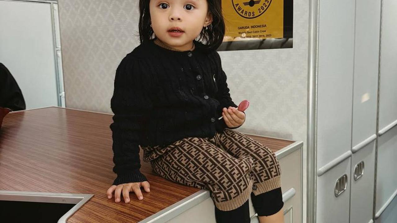 Sebagai bonus, ada foto kakak Ameena yang tampak semakin lucu dan cantik. Selamat berlibur untuk keluarga Atta!