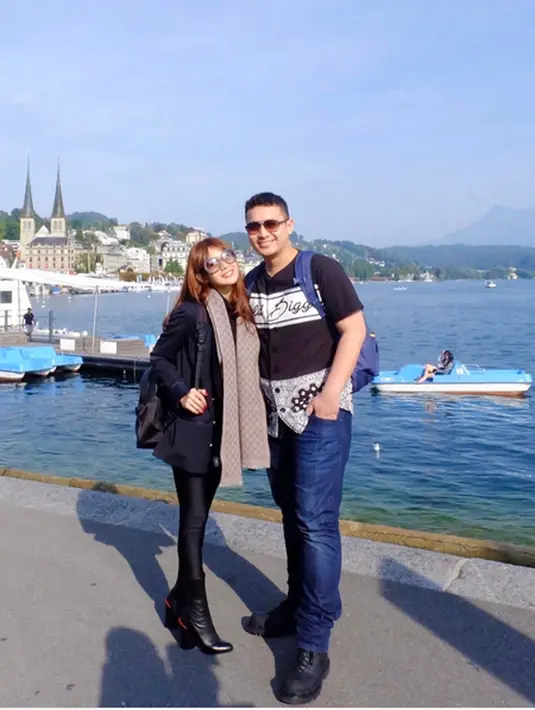 Gilang mengaku sejak puasa, ia baru bisa buka bersama bareng istri di hari pertama. Meski demikian, lelaki kelahiran Jakarta 27 tahun silam ini mengaku bahwa puasa kali ini sangat spesial baginya. (Instagram/adieztyfersa)