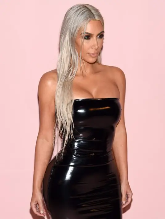 Kim terkenal sebagai sosok selebriti yang gemar memamerkan bentuk tubuhnya yang seksi. Namun kali ini semuanya sudah berubah, ia hanya ingin menampilkan warna rambut putihnya yang baru. (AFP/Dimitrious Kamboris)