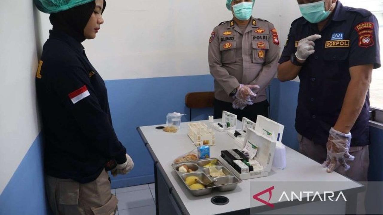Bukan Sekadar Cicip, Ini Dia 4 Zat Berbahaya yang Diuji SPPG Polda Kalbar untuk Pastikan Keamanan Pangan MBG Harian