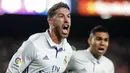 Teriakan Emosional Sergio Ramos saat menyamakan skor 1-1 ke gawang Barcelona pada laga El Clasico di Camp Nou Stadium, Barcelona, (03/12/2016).  (AFP/Pau Barrena)