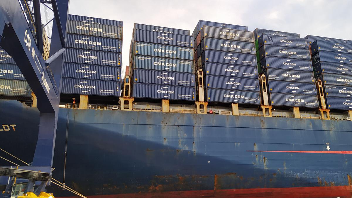 Pengunaan Kapal Terbesar di Dunia untuk Ekspor ke AS Tekan Biaya Kargo