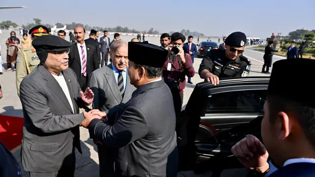 Presiden Prabowo Subianto saat tiba di Islamabad, Pakistan.