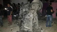 Sejumlah mobil terbakar akibat ledakan tabung gas di ruko belakang pasar tradisional di Kota Makassar, Sulawesi Selatan. (Twitter/‏@RadioElshinta)
