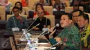 Ketua Fraksi PKB MPR Abdul Karding (depan) saat berbicara di Jakarta, (7/4). Sosialisasi 4 pilar ini di gagas oleh fraksi PKB untuk mendorong pekerja seni menjadi corong dalam menyampaikan nilai-nilai Pancasila kepada masyarakat.(Liputan6.com/JohanTallo)