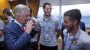Raja Belgia, Philippe (kiri) berbincang akrab dengan Eden Hazard (kanan) saat mengunjungi markas pemain tim berjuluk The Rode Duivels di Brasil, (23/6/2014). (REUTERS/Yves Herman)