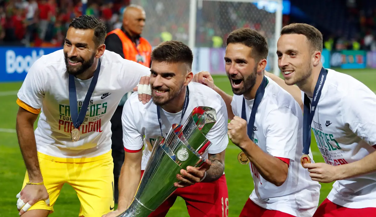 Pemain Portugal berpose dengan Piala UEFA Nations League setelah pertandingan final di Estadio do Dragao, Porto (10/6/2019). Portugal berhasil mengalahkan Belanda 1-0, berkat gol Goncalo Guedes. (AP Photo/Armando Franca)