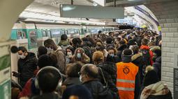 Para penumpang menunggu untuk naik kereta bawah tanah di stasiun metro Gare Saint Lazare di Paris, 18 Februari 2022. Pemogokan besar-besaran pekerja angkutan umum Paris yang menuntut kenaikan gaji melumpuhkan sebagian besar jaringan metro Paris dan jaringan kereta api kota. (AP Photo/Michel Euler)