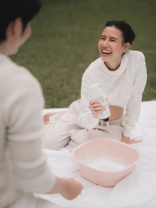 Siluet crop yang memperlihatkan baby bump-nya membuat tampilannya terlihat effortless namun tetap manis. Ia memadukannya dengan loose pants warna senada yang memberi kesan nyaman dan flowy—perfect untuk sesi outdoor santai.