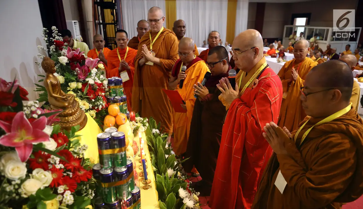 Perwakilan umat Buddha Se Asia berdoa saat menghadiri Asian Buddhism Connection Ke 3 di Gedung Praasadha Jinarakkhita, Jakarta, Sabtu (15/9). Konferensi internasional tingkat Asia dihadiri umat Buddha dari 16 negara. (Liputan6.com/Johan Tallo)