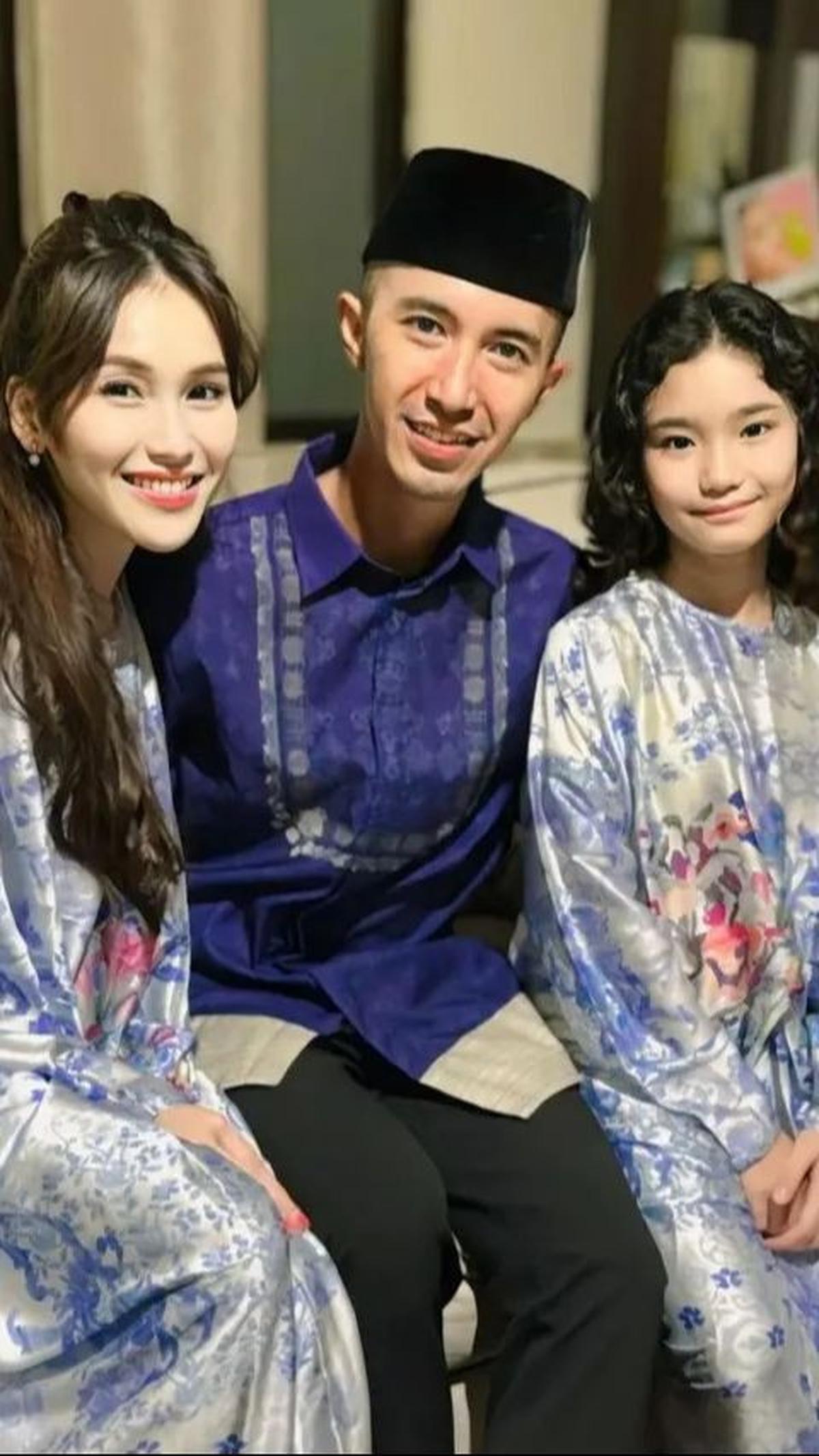 Kembali bersatu dalam suasana fitri, Ayu Ting Ting dan Lettu Fardhana akhirnya dapat berkumpul bersama Bilqis lagi, menambah kebahagiaan dalam keluarga kecil mereka.<br>