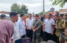 VIDEO: Wapres Gibran Dibonceng TNI Naik Motor Trail Bagi-Bagi Bantuan Korban Banjir Sukabumi