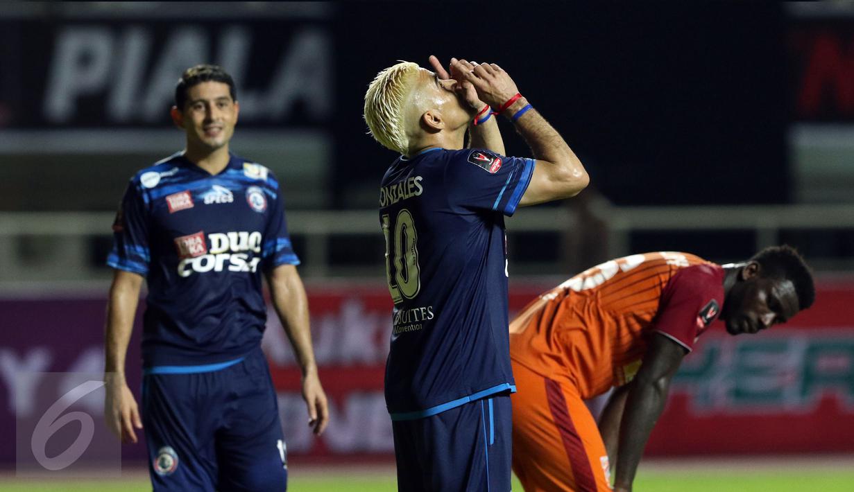 Pemain Arema FC, Cristian Gonzales saat merayakan kemenangan atas PBFC di laga final Piala Presiden 2017 di Stadion Pakansari, Minggu (12/3). Cristian Gonzales meraih gelar pencetak gol terbanyak dengan 11 gol. (Liputan6.com/Helmi Fithriansyah)