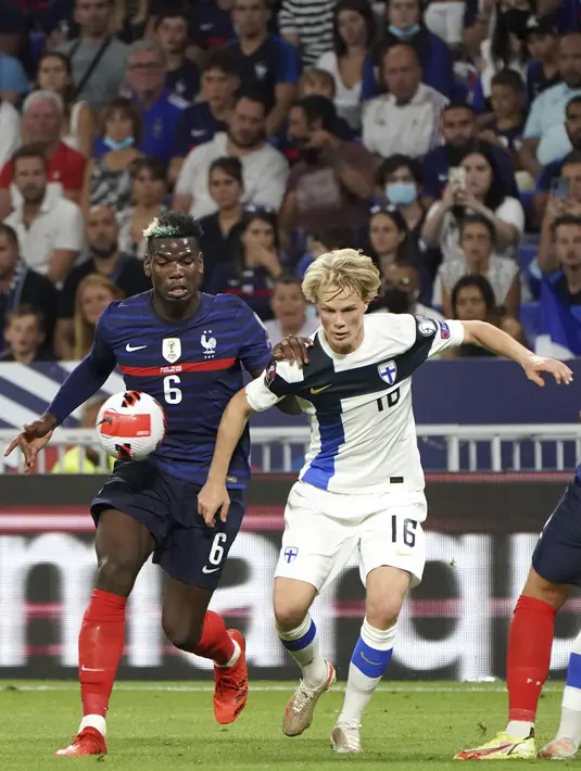 Gelandang Prancis, Paul Pogba mengontrol bola dari kawalan pemain Finlandia, Urho Nissila pada kualifikasi grup D Piala Dunia 2022 di stadion Decines di Lyon, Prancis, Rabu (8/9/2021). Prancis memimpin Grup D dengan sembilan poin hasil dua kali menang dan tiga kali seri.  (AP Photo/Laurent Cirpiani)