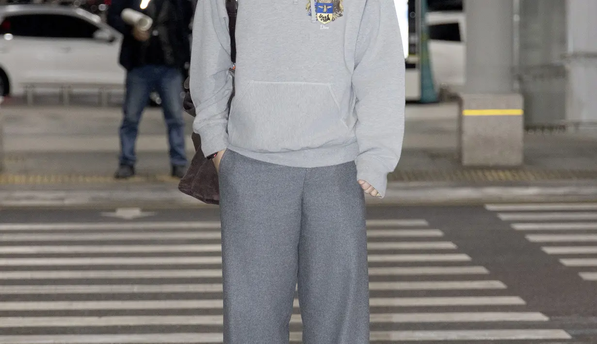 Lengkapi busananya, Mingyu kenakan Dior Roadie shoes yang memiliki desain unik dan estetik [Dior]