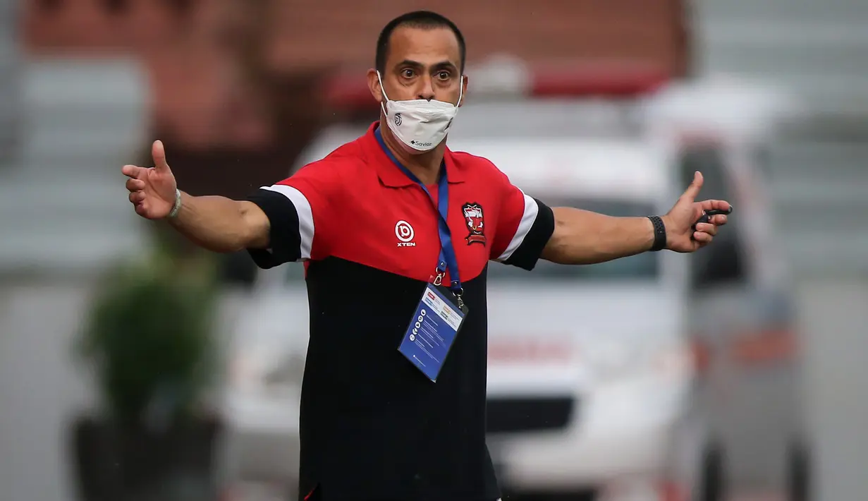 Ekspresi pelatih Madura United, Fabio Araujo Lefundes saat menghadapi Persik Kediri dalam laga pekan ke-13 BRI Liga 1 2021/2022 di Stadion Moch. Soebroto, Magelang, Rabu (24/11/2021). (Bola.com/Bagaskara Lazuardi)