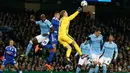 Kiper City, Joe Hart berusaha menghalau bola udara dari kejaran pemain Dynamo Kiev pada leg kedua 16 besar Liga Champions di Stadion Etihad, Inggris, Rabu (16/3). City bermain imbang dengan Dynamo Kiev dengan skor 0-0. (Reuters/Phil Noble)