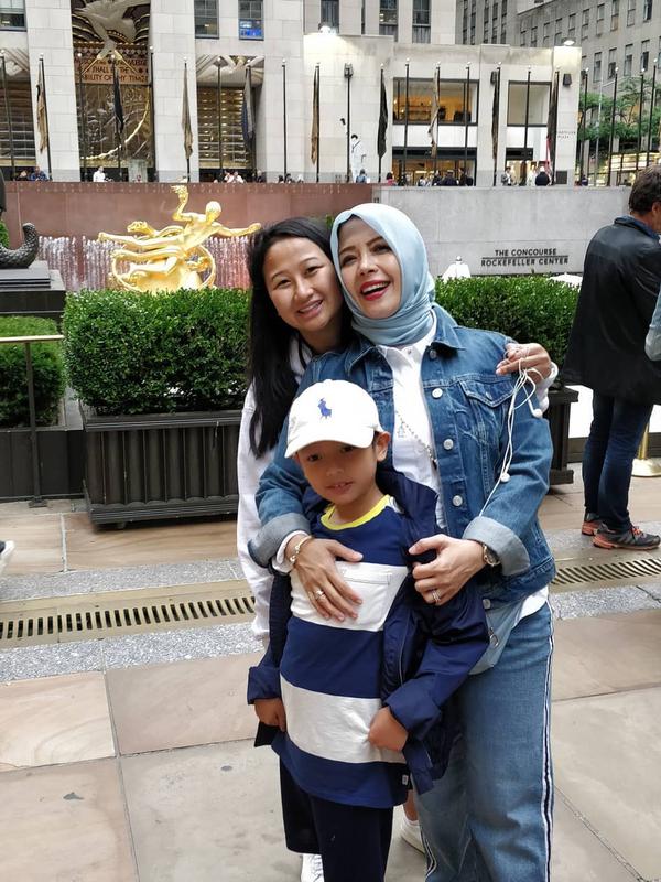 Istri Sandiaga Uno, Nur Asia berpose di depan gedung Rockefeller Center, Amerika bersama kedua buah hati. (dok. Instagram @nurasiauno/https://www.instagram.com/p/Byq34V0n6QN/Putu Elmira)