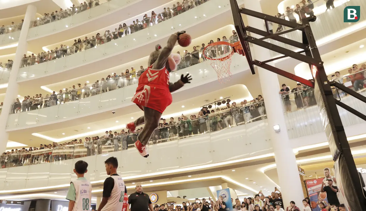 Maskot Houston Rockets melakukan atraksi saat acara Junior NBA di Pluit Village Mall, Minggu (29/7/2018). 16 anak terpilih menjadi Jr NBA Indonesia All-Star 2018. (Bola.com/M Iqbal Ichsan)