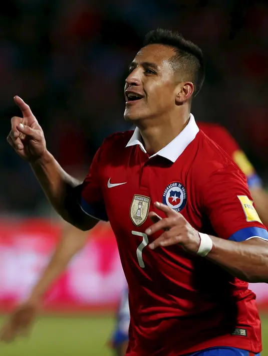 Penyerang Chile, Alexis Sanchez melakukan selebrasi usai mencetak gol ke gawang Brasil pada kualifikasi Piala Dunia 2018 di Santiago, Chile (8/10/2015). Chile menang atas Brasil dengan skor 2-0. (REUTERS/Ivan Alvarado)