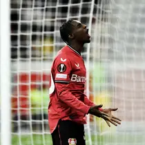 Pemain Bayer Leverkusen Jeremie Frimpong bereaksi setelah kehilangan peluang mencetak gol ke gawang Union Saint-Gilloise pada pertandingan leg pertama perempat final Liga Europa di Stadion BayArena, Leverkusen, Jerman, Kamis (13/4/2023). (Marius Becker/dpa via AP)