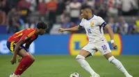 Winger Prancis Kylian Mbappe dijaga Lamine Yamal wonderkid Spanyol pada laga semifinal Euro 2024 yang berlangsung di Munich Fussball Arena (AP)