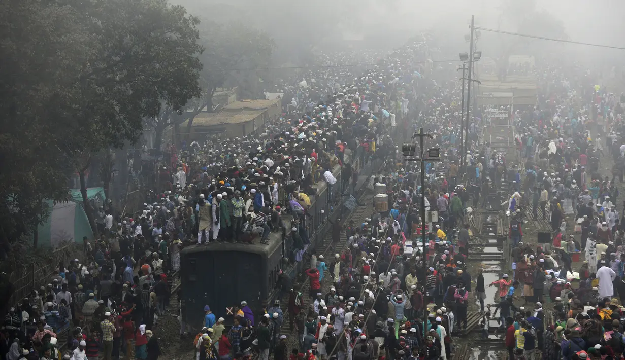 Stasiun kereta yang mengangkut umat setelah ikut dalam Akheri Munajat atau doa terakhir di Biswa Ijtema, terlihat sesak,10 Januari 2016. (AFP PHOTO/Munir uz ZAMAN) 