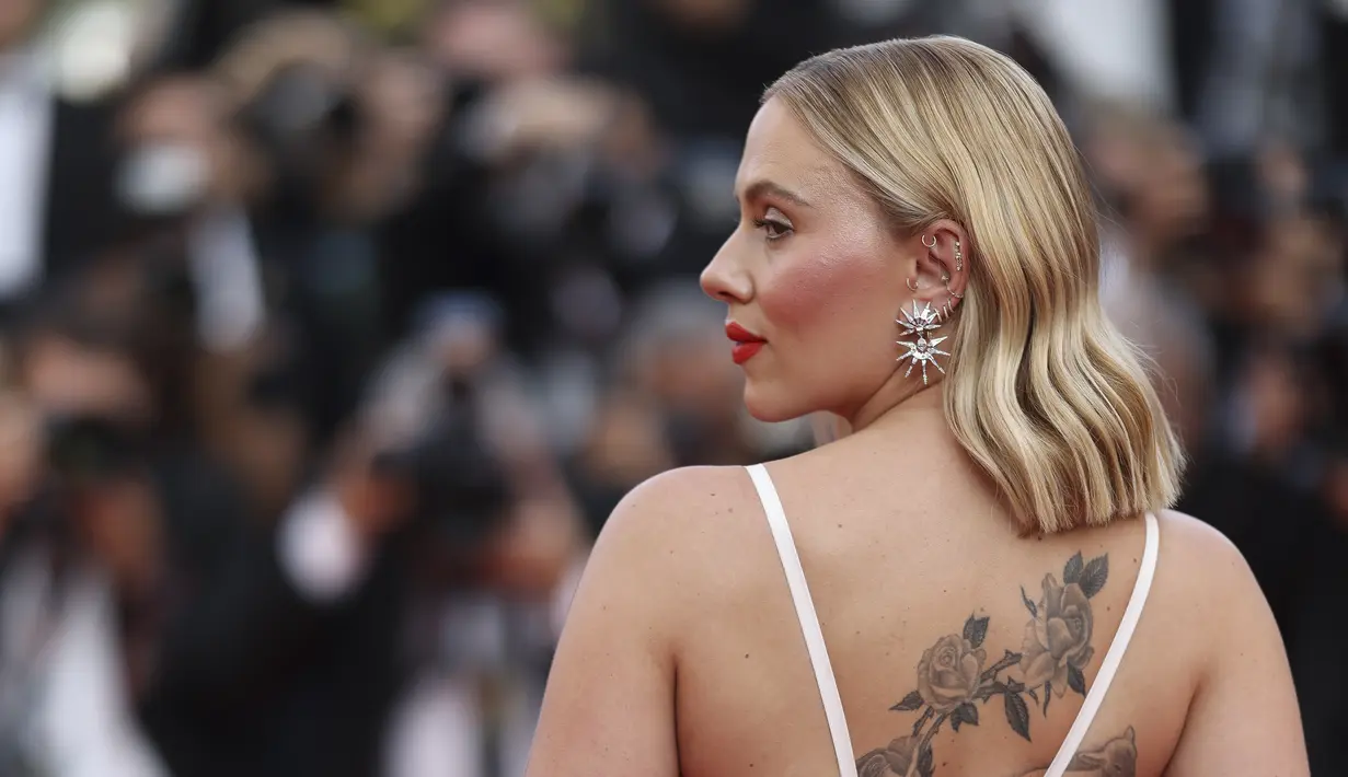 Scarlett Johansson berpose untuk fotografer setibanya di pemutaran perdana film 'Asteroid City' pada Cannes Film Festival ke-76 di Cannes, Prancis selatan, Selasa (23/5/2023). (Photo by Vianney Le Caer/Invision/AP)