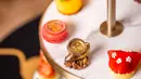<p>Chinese New Year Afternoon Tea menu tersedia dalam dua opsi. Blissful Afternoon Tea IDR 588,000++ per person dan Imperial Afternoon Tea IDR 728,000++ per person lengkap dengan sajian oyster dan angel hair pasta with caviar. Foto dok St. Regis Jakarta.</p>