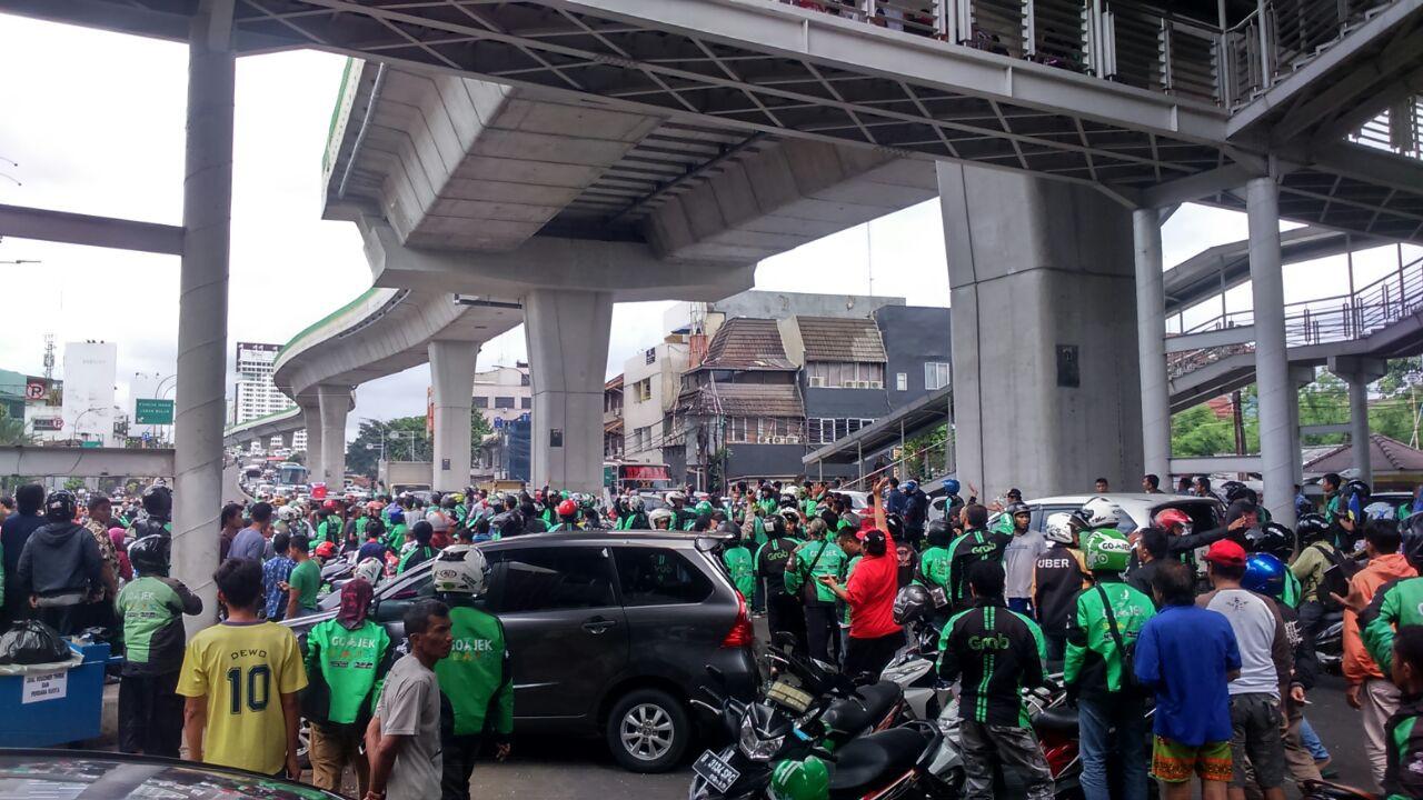 Metro Mini Tabrak Gojek