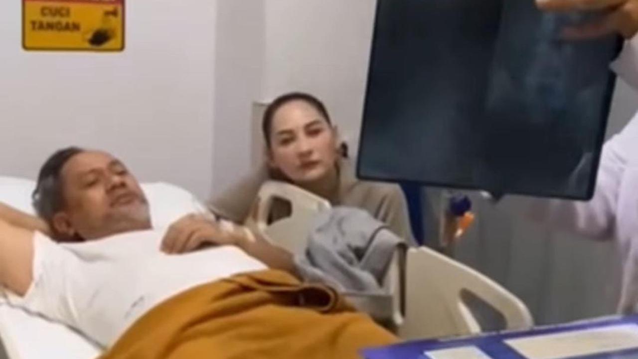 Potret Indra Brasco Jatuh Tertimpa Besi saat Syuting & Dilarikan ke RS, Mona Ratuliu 'Yang Ditakuti Terjadi'