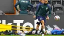 Penyerang Italia, Lorenzo Insigne menendang bola saat mengikuti sesi latihan di stadion Hive di London, Inggris, Senin (5/7/2021). Italia akan menghadapi Spanyol pada babak semifinal Euro 2020  di Stadion Wembley, Inggris. (AP Photo/Frank Augstein)
