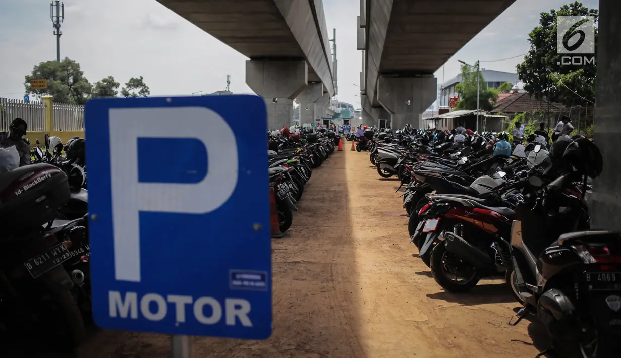 Sejumlah sepeda motor terparkir di Park and Ride di kawasan Lebak Bulus, Jakarta, Kamis (28/3). Park and Ride Stasiun MRT Lebak Bulus memiliki luas sekitar 8.000 meter persegi. (Liputan6.com/Faizal Fanani)