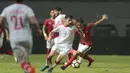 Pemain Timnas Indonesia U-23, M.Arfan (kanan) menutup pergerakan pemain Suriah U-23 pada laga persahabatan di Stadion Wibawa Mukti, Bekasi, Rabu (16/11/2017). Indonesia kalah 2-3. (Bola.com/NIcklas Hanoatubun)