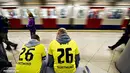 Suporter Borussia Dortmund di stasiun kereta London.