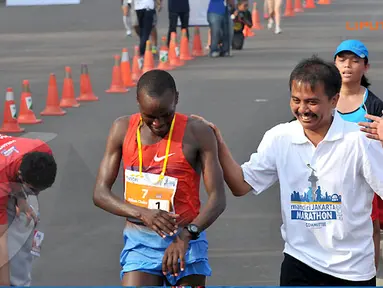 Menteri Pemuda dan Olahraga, Roy Suryo tampak memberikan selamat pada pelari Kenya William Chebor karena menjadi pelari pertama yang mencapai garis finish. (Liputan6.com/Andrian M. Tunay)