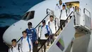 Lionel Messi dan skuat Timnas Argentina turun dari pesawat setibanya di bandara internasional Zhukovsky, Moskow, Sabtu (9/6). Dalam penerbangan menuju Rusia untuk Piala Dunia 2018, para pemain mengenakan seragam putih-hitam. (AP/Pavel Golovkin)