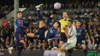 Gabriel Martinelli dari Arsenal melepaskan tembakan melewati Timothy Castagne dari Fulham dalam pertandingan sepak bola Premier League antara Arsenal dan Fulham di London, Sabtu, 18 Oktober 2025. (Foto AP/Kin Cheung)