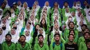 Sejumlah pelajar saat melihat tayangan jumbo tron saat laga Grup G Piala Dunia FIBA 2023 antara Pantai Gading melawan Iran di Indonesia Arena, Senayan, Jakarta, Senin (28/08/2023). (Bola.com/Bagaskara Lazuardi)