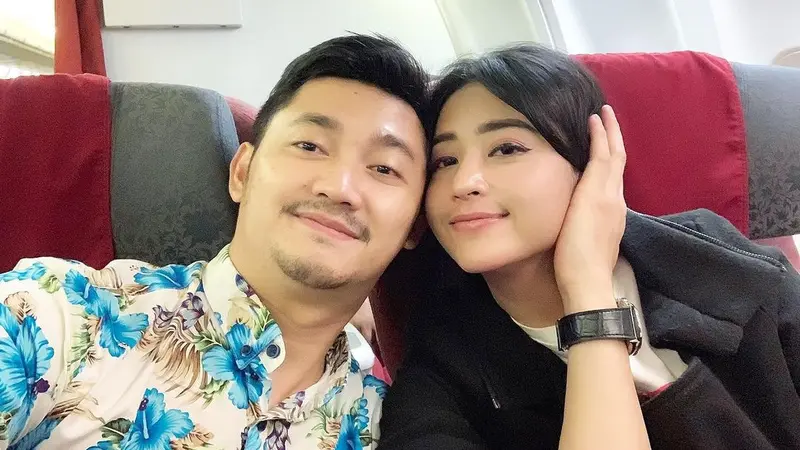 Momen Kebersamaan Dewi Perssik dan Angga Wijaya