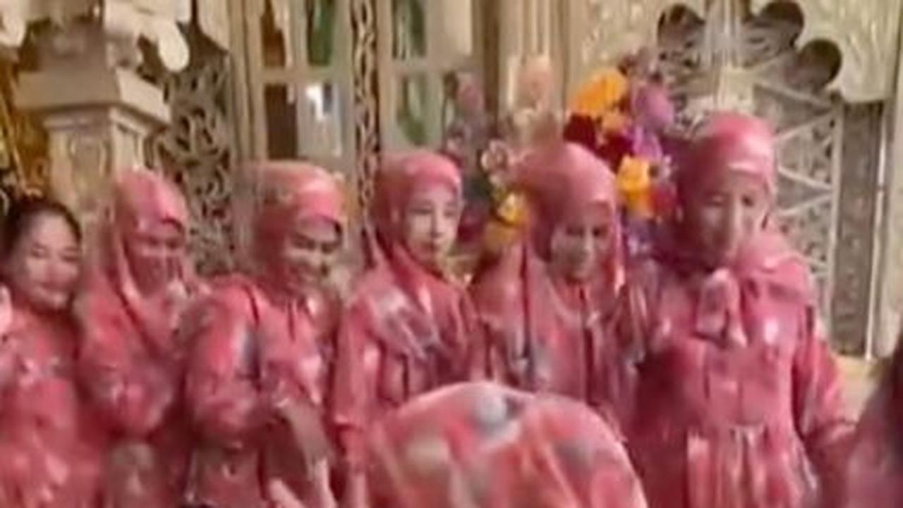 Viral Rombongan Emak-Emak Datang ke Acara Pernikahan, Baju Merah Muda Menyala Curi Perhatian