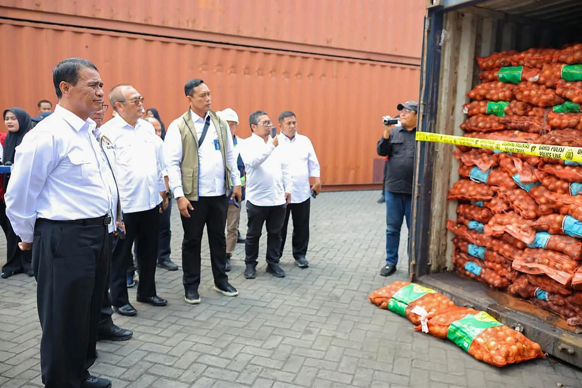 FOTO: Bawang Impor Ilegal Mengandung OPTK Dimusnahkan di Surabaya