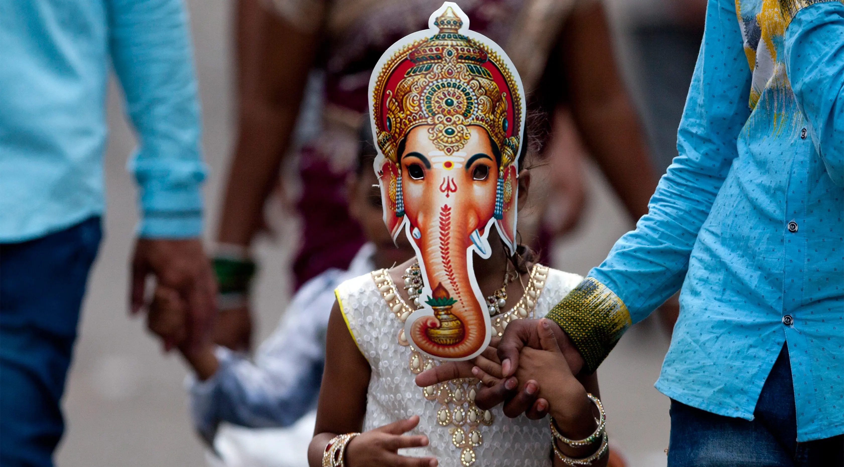 Gadis India mengenakan topeng Dewa Ganesha dalam rangka festival Ganesha Chaturthi di Hyderabad, India, Selasa (5/9). Dalam festival ini, seluruh umat hindu India memperingati hari lahir Dewa Ganesha. (Mahesh Kumar A/AP Photo)