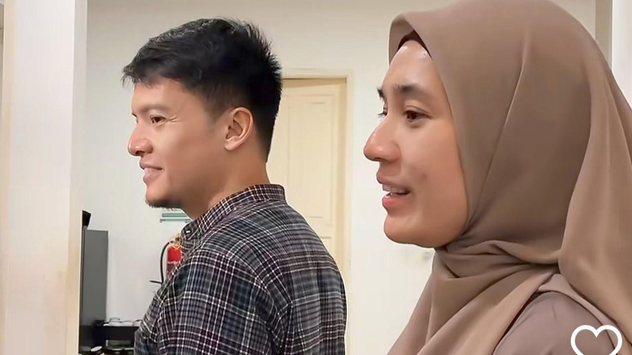 Potret Dhini Aminarti & Dimas Seto Grebek Anak-anaknya yang Sibuk Buat Donat, Adem Banget Sambil Dengar Murotal