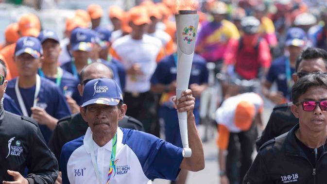 Sutiono, legenda balap sepeda Indonesia saat torch relay Asian Games di Lampung. (Bola.com/Reza Bachtiar)