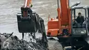 Alat berat mengeruk sampah dari kali Ciliwung, Manggarai, Jakarta, Selasa (12/7). Cegah pendangkalan, Dinas Tata Air DKI Jakarta keruk kali Ciliwung. (Liputan6.com/Yoppy Renato)